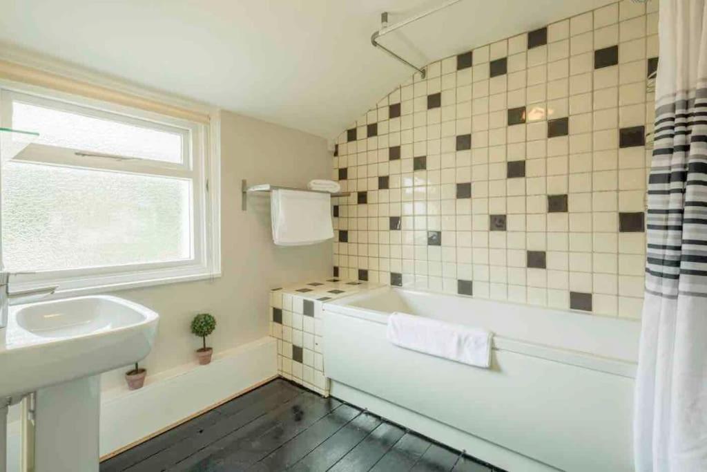 Cambridge 3 Bedroom Flat With Private Parking Extérieur photo